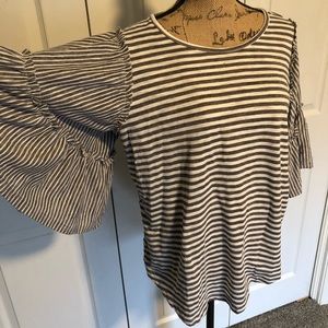 GiGiO elbow length ruffle sleeve top